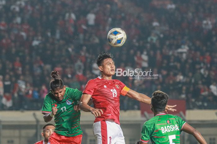 Bek timnas Indonesia, Fachruddin Aryanto (kanan), sedang dalam perebutan bola di Stadion Si Jalak Harupat, Bandung, Jawa Barat, 1 Juni 2022.
