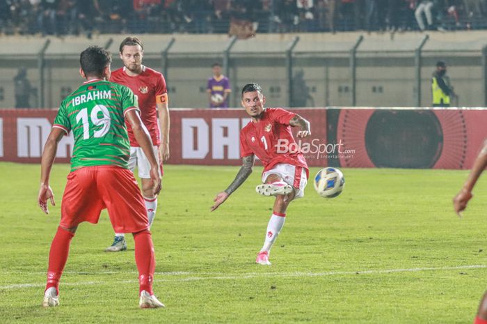 Pemain sayap kanan timnas Indonesia, Stefano Lilipaly (kanan), sedang menendang bola di Stadion Si Jalak Harupat, Bandung, Jawa Barat, 1 Juni 2022.