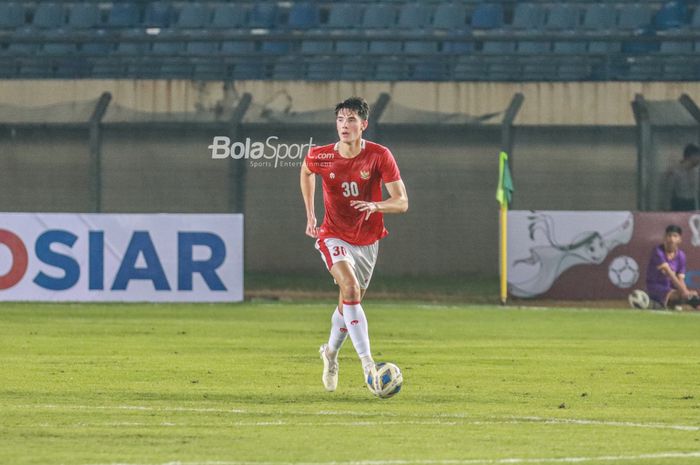 Bek timnas Indonesia, Elkan Baggott, sedang menguasai bola di Stadion Si Jalak Harupat, Bandung, Jawa Barat, 1 Juni 2022.