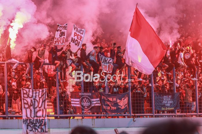 Sejumlah suporter timnas Indonesia menyalakan flare atau kembang api saat pertandingan melawan Bangladesh di Stadion Si Jalak Harupat, Bandung, Jawa Barat, 1 Juni 2022.