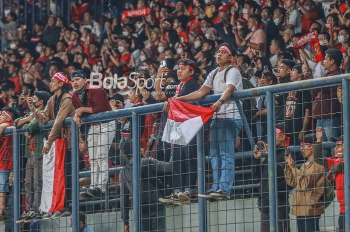Suporter timnas Indonesia sedang menyaksikab pertandingan di Stadion Si Jalak Harupat, Bandung, Jawa Barat, 1 Juni 2022.