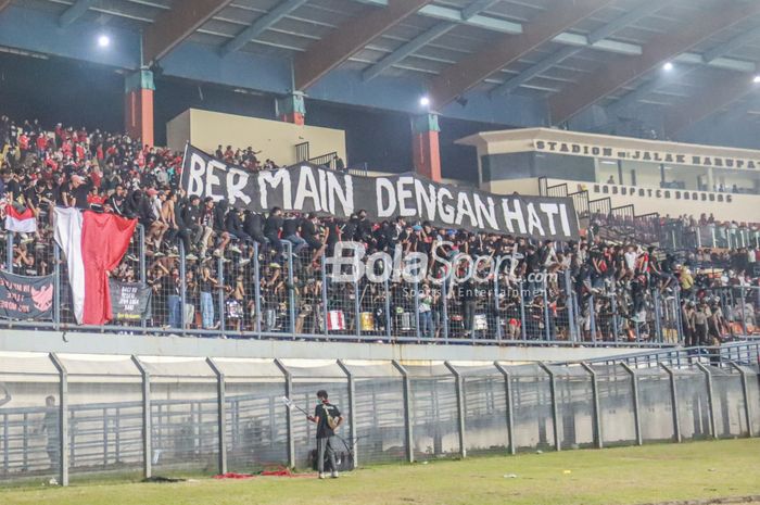 Sejumlah suporter timnas Indonesia nampak menyuarakan dukungannya di Stadion Si Jalak Harupat, Bandung, Jawa Barat, 1 Juni 2022.