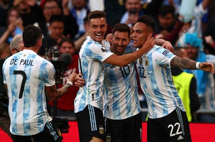 Lionel Messi (10) merayakan gol bersama rekan setim dalam laga Finalissima antara timnas Argentina melawan Italia pada Rabu (1/6/2022) di Stadion Wembley, Inggris.