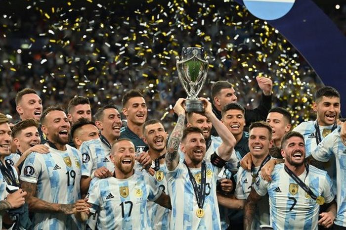 Para pemain timnas Argentina terlihat mengantre untuk berfoto dengan Lionel Messi usai menjuarai Finalissima 2022.