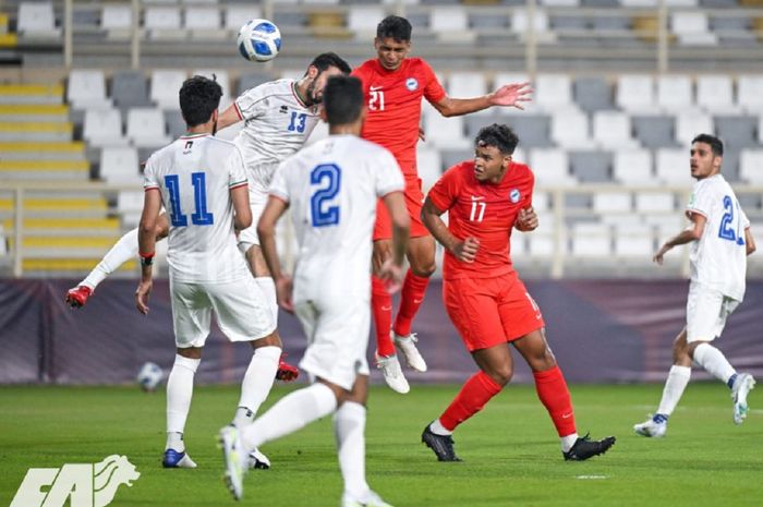 Bintang Timnas Singapura Safuwan Baharudin menyundul bola di tengah para pemain Kuwait dalam FIFA Matchday di Abu Dhabi, Rabu (1/6/2022) malam.