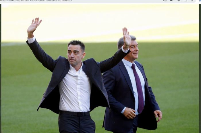 Pelatih Barcelona, Xavi Hernandez, saat bersama dengan presiden Barcelona, Joan Laporta.