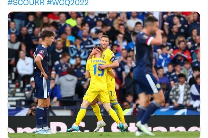 Andriy Yarmolenko memeluk Viktor Tsygankov usai cetak gol dalam duel Skotlandia vs Ukraina pada play-off Piala Dunia 2022 di Hampde Park, Glasgow (1/6/2022).