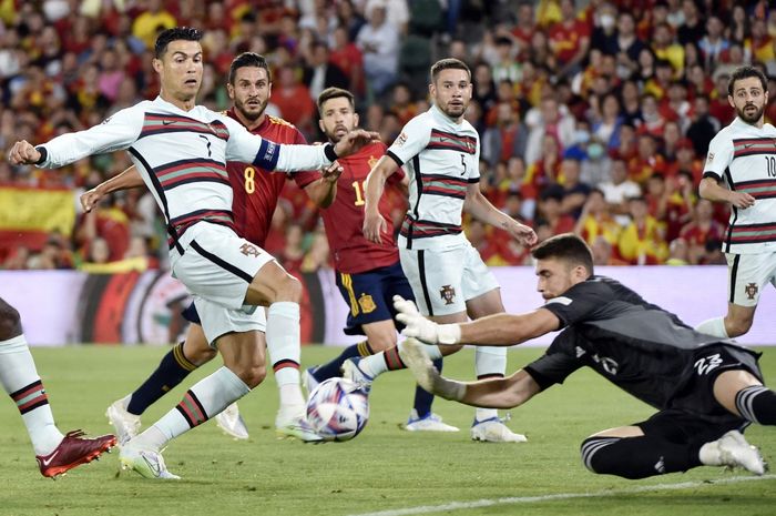 Pelatih timnas Portugal, Fernando Santos, mengungkapkan alasannya memarkir Cristiano Ronaldo saat melawan timnas Spanyol di Liga A Grup 2 UEFA Nations League 2022-2023, di Stadion Benito Villamarin, Sevilla, Kamis (2/6/2022) atau Jumat dini hari WIB.