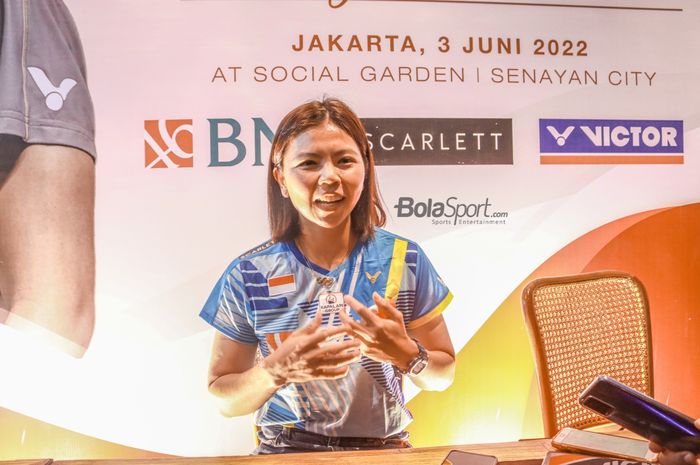 Greysia Polii sedang memberikan keterangan kepada awak media dalam acara perpisahannya sebagai atlet bulu tangkis di Social Garden, Senayan, Jakarta, 3 Juni 2022.