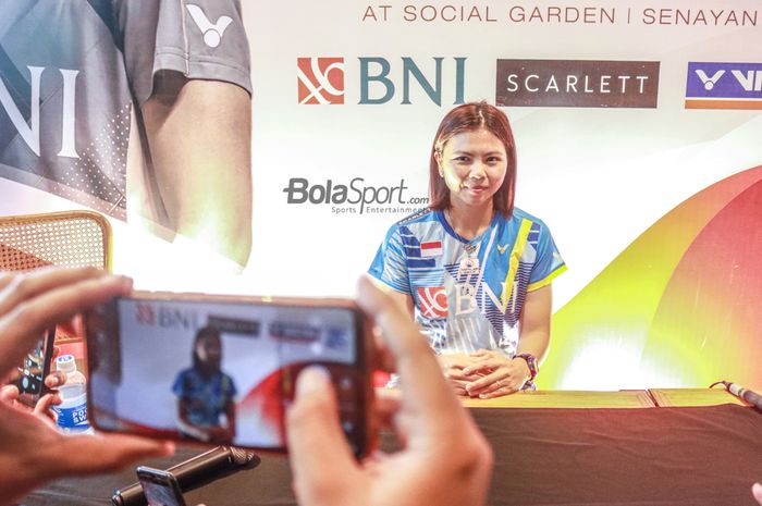 Greysia Polii sedang memberikan keterangan kepada awak media dalam acara perpisahannya sebagai atlet bulu tangkis di Social Garden, Senayan, Jakarta, 3 Juni 2022.