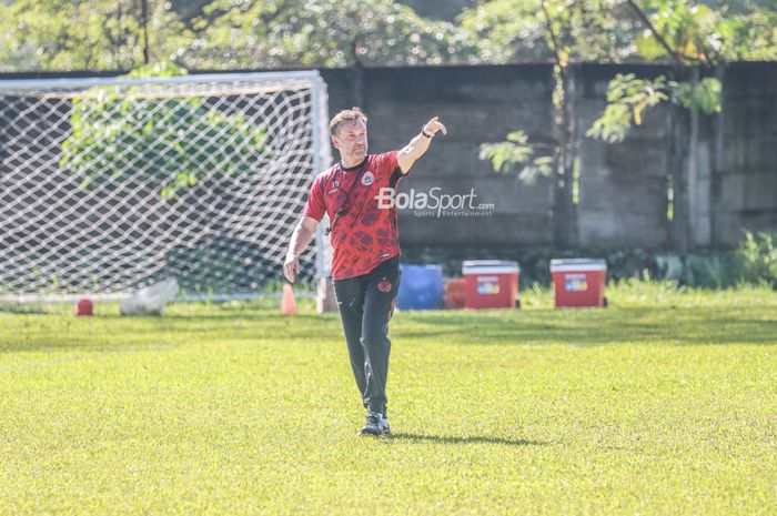 Pelatih Persija Jakarta, Thomas Doll, nampak sedang memberikan arahan kepada para pemainnya di Lapangan Nirwana Park, Sawangan, Jawa Barat, 3 Juni 2022.