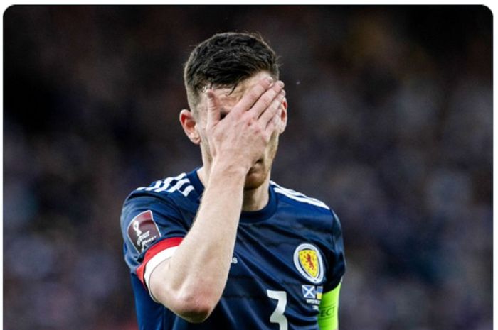 Ekspresi kekecewaan Andrew Robertson setelah Skotlandia dikalahkan oleh Ukraina dalam semifinal play-off Piala Dunia 2022 zona Eropa, Rabu (1/6/2022).