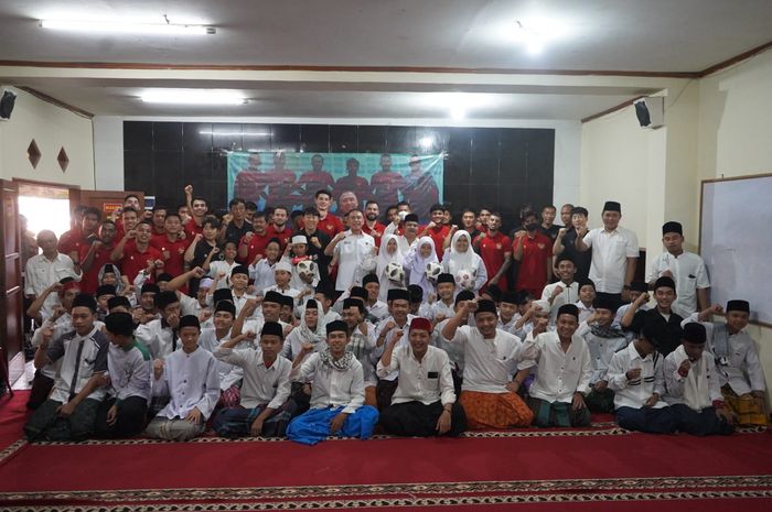 PSSI bersama jajaran timnas Indonesia mengunjungi pesantren di Bandung, Jawa Barat  