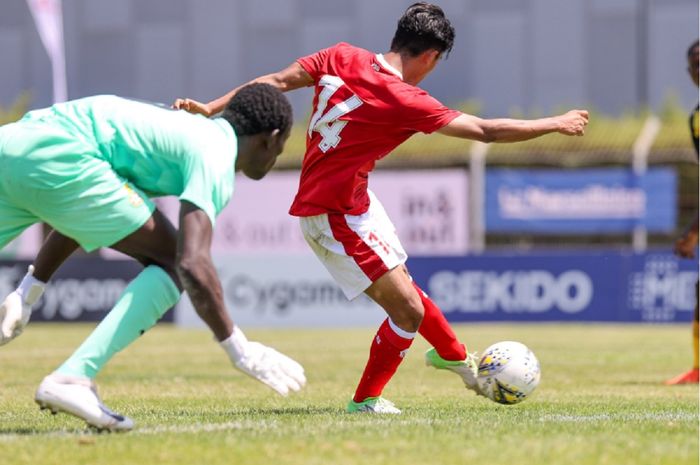 Raka Cahyana Rizky berhasil menguasai bola yang lepas dari tangan kiper Ghana Vincent Anane dan mencetak gol untuk kemenangan Timnas U-19 Indonesia di Turnamen Toulon 2022.