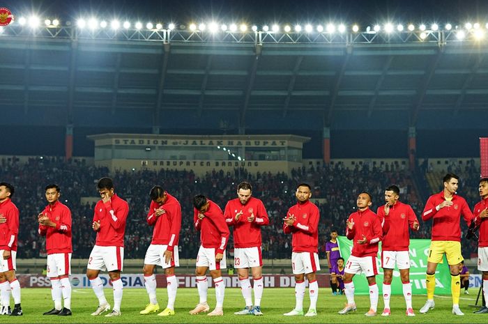 Timnas Indonesia seusai menyanyikan lagu kebangsaan sebelum menjamu Bangladesh dalam FIFA Matchday di Stadion Si Jalak Harupat, Bandung, 1 Juni 2022.
