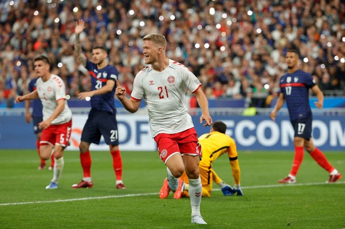 Penyerang timnas Denmark, Andreas Cornelius, sukses membuat timnas Prancis menangis lantaran berkat dwigolnya Tim Dinamit menang comeback 2-1 dalam matchday pertama UEFA Nations League.
