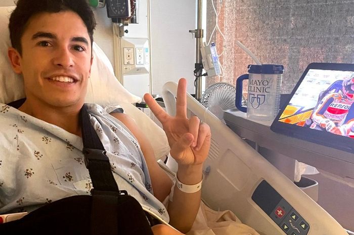 Marc Marquez usai jalani operasi pada tangan kanannya di Mayo Clinic, Amerika Serikat (3/6/2022).