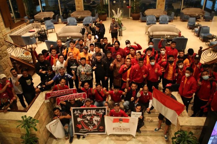 Timnas Indonesia saat disambut oleh KBRI untuk Kuwait bersama suporter setelah tiba di Kuwait pada Sabtu (4/6/2022).