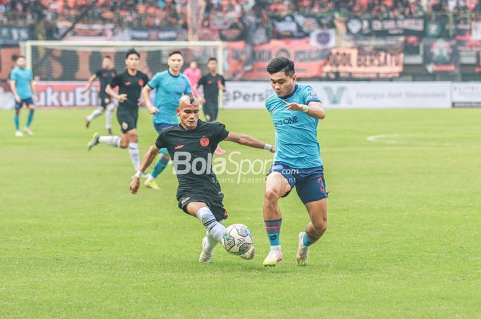 Aksi Winger Persija Jakarta, Riko Simanjuntak berduel dengan pemain Sabah FC dalam laga persahabatan di Stadion Chandrabhaga, Bekasi, Jawa Barat, Minggu (5/6/2022).