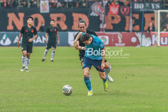Bek Persija Jakarta, Ryuji Utomo (kiri), sedang merebut bola di Stadion Patriot Candrabhaga, Bekasi, Jawa Barat, 5 Juni 2022.