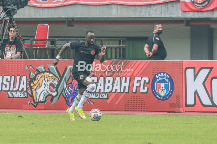 Gelandang asing Persija Jakarta, Makan Konate, sedang menguasai bola di Stadion Patriot Candrabhaga, Bekasi, Jawa Barat, 5 Juni 2022.