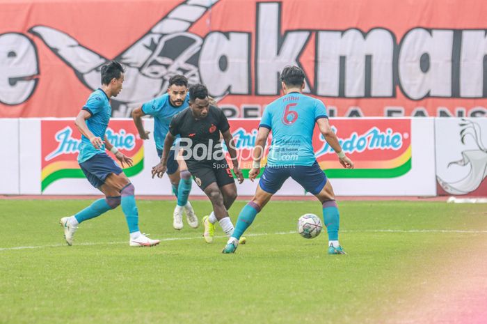 Striker Persija Jakarta, Ricky Cawor (tengah), sedang menguasai bola di Stadion Patriot Candrabhaga, Bekasi, Jawa Barat, 5 Juni 2022.