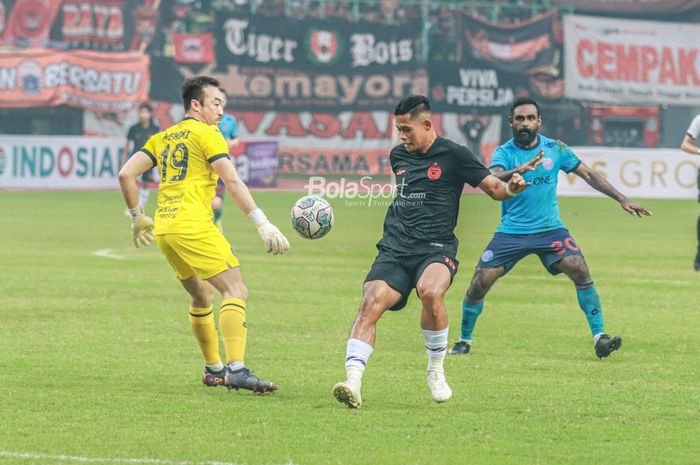 Striker Persija Jakarta, Taufik Hidayat (tengah), sedang menguasai bola di Stadion Patriot Candrabhaga, Bekasi, Jawa Barat, 5 Juni 2022.