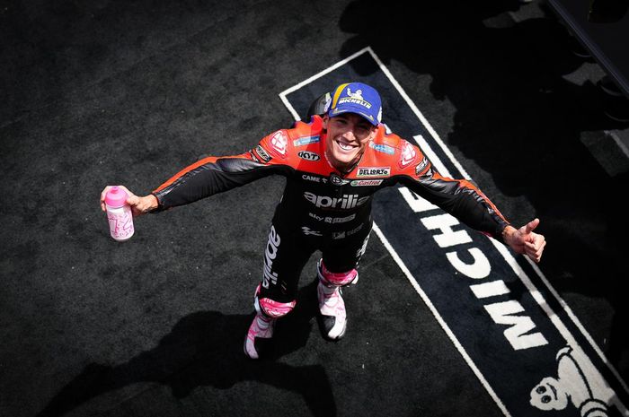Pembalap Aprilia, Aleix Espargaro, berpose setelah meraih pole position MotoGP Catalunya 2022 di Circuit de Barcelona-Catalunya, Sabtu (4/6/2022).