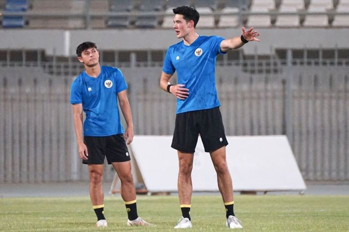 Pemain timnas Indonesia, Elkan Baggott dan ALfeandra Dewangga saat menjalani latihan perdana bersama skuad Garuda di Stadion Thamir, Kuwait, pada Sabtu (4/6/2022).