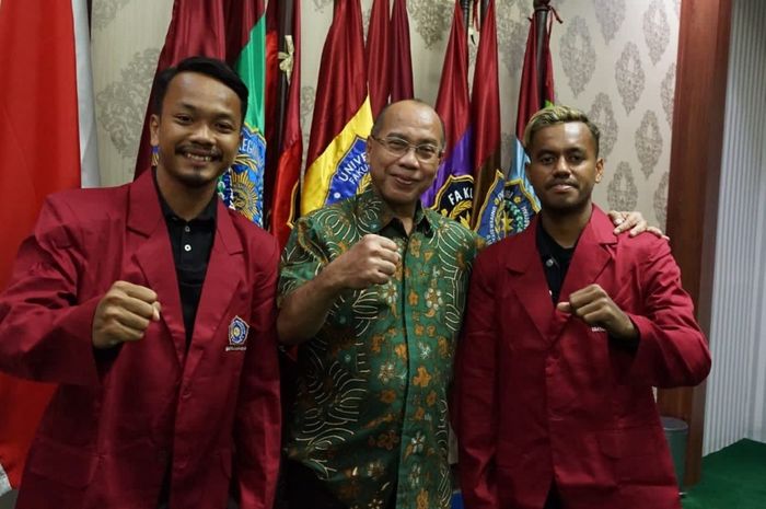 Pemain Persebaya Surabaya, Alwi Slamat dan Muhammad Hidayat bersama Rektor Universitas Muhammadiyah Surabaya, Sukadiono.