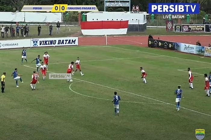 Laga uji coba antara Persib Bandung  vs Tanjong Pagar United FC di Stadion Gelora Citramas, Batam, Kepulauan Riau, pada Minggu (5/6/2022).