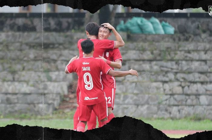 Selebrasi Sutanto Tan, Gavon Kwan Adsit dan Samsul Arif saat Persis Solo mengimbang Bali United dengan skor 2-2 pada laga ujicoba di Stadion Sriwedari, Kota Surakarta, Minggu (5/6/2022).