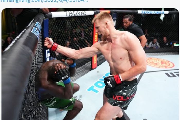 Alexander Volkov (kanan) meng-KO Jairzinho Rozenstruik dalam laga utama UFC Vegas 56, Minggu (5/6/2022) WIB.