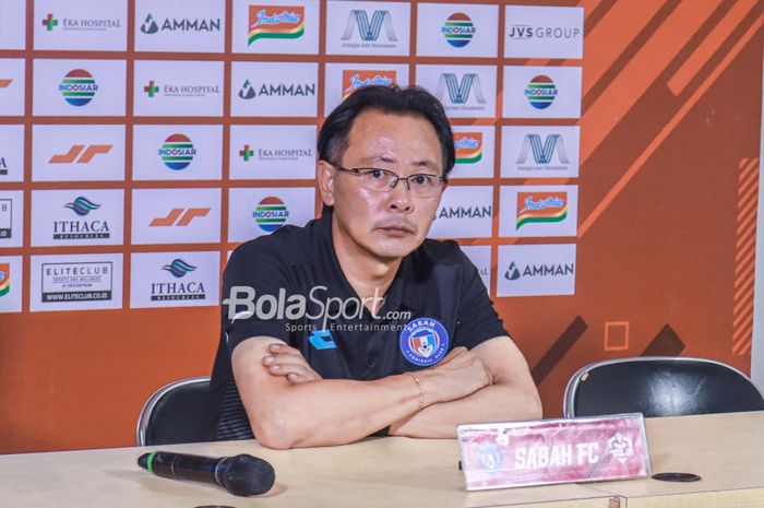Pelatih Sabah FC, Ong Kim Swee, saat memberikan keterangan kepada awak media di Stadion Patriot Candrabhaga, Bekasi, Jawa Barat, 5 Juni 2022.
