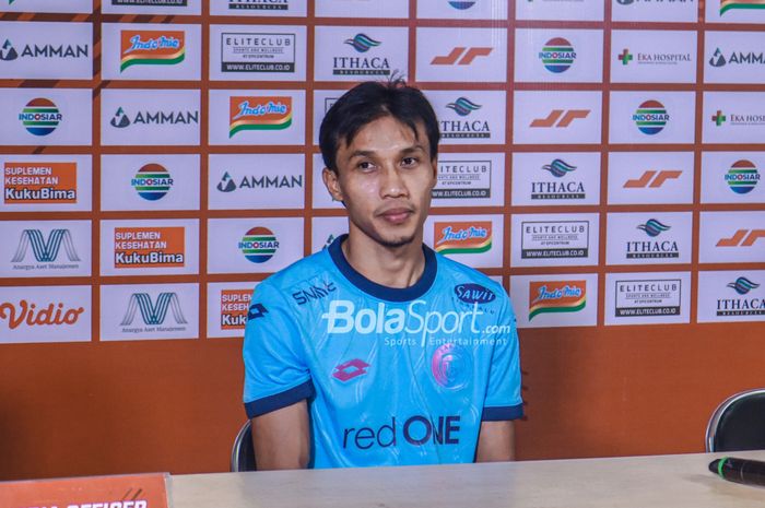 Pemain Sabah FC, Baddrol Bakhtiar, saat memberikan keterangan kepada awak media di Stadion Patriot Candrabhaga, Bekasi, Jawa Barat, 5 Juni 2022.