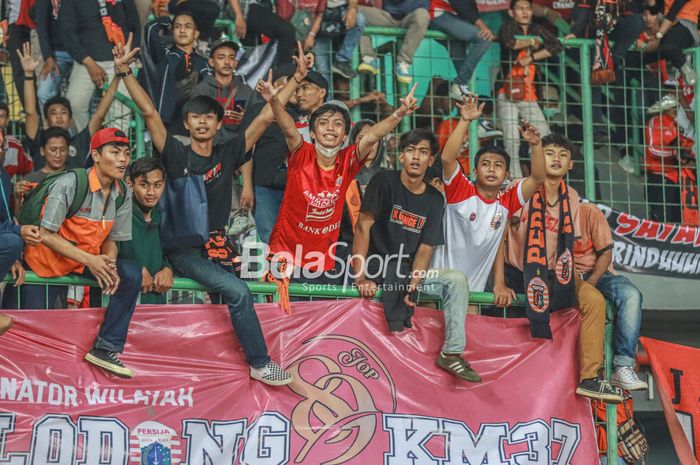 Suporter Persija Jakarta, The Jakmania, nampak sedang menunjukkan kegembirannya mendukung tim kesayangan di Stadion Patriot Candrabhaga, Bekasi, Jawa Barat, 6 Juni 2022.