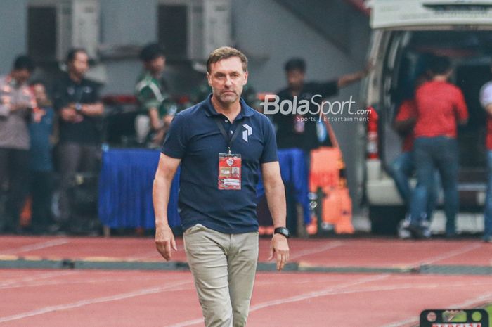 Pelatih Persija Jakarta, Thomas Doll, saat sedang memimpin timnya di Stadion Patriot Candrabhaga, Bekasi, Jawa Barat, 6 Juni 2022.