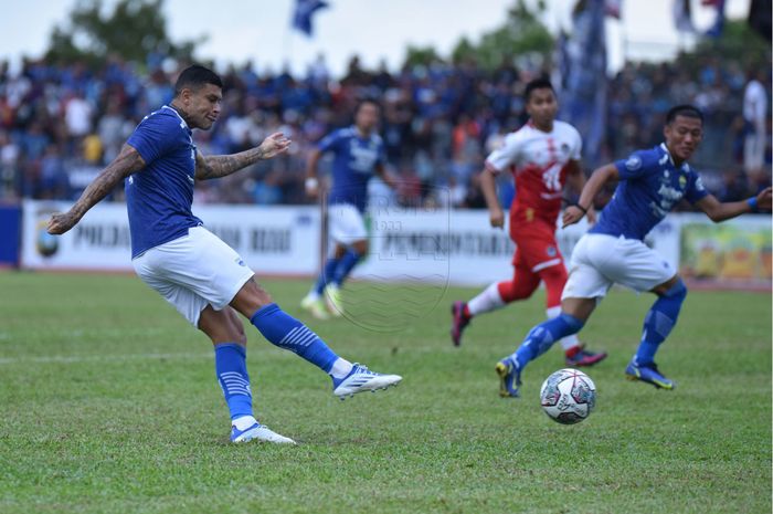 Striker Persib Bandung Ciro Alves saat melakoni laga uji coba lawan Tanjong Pagar di Stadion Citra Mas, Batam, Minggu (5/6/2022)