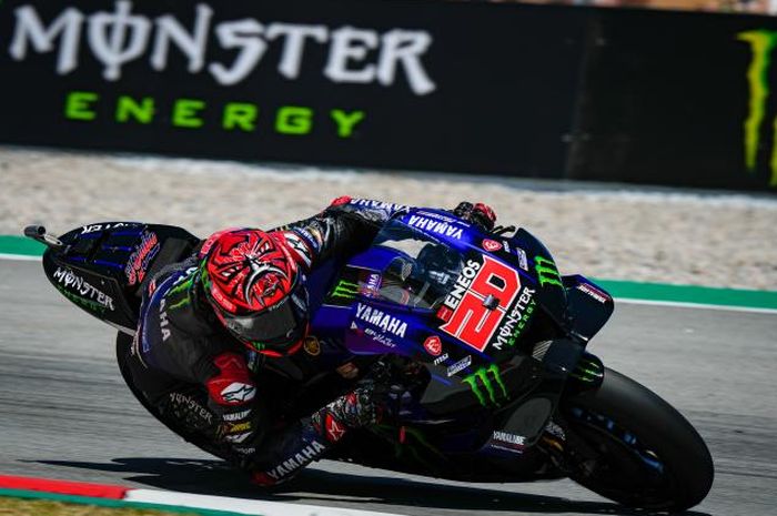 Pembalap Monster Energy Yamaha, Fabio Quartararo, ketika mengaspal pada MotoGP Catalunya 2022 di Sirkuit Barcelona, Minggu (5/6/2022).