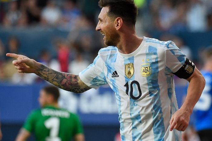 Lionel Messi dalam laga uji coba Argentina vs Estonia di Estadio El Sadar, Minggu (5/6/2022).