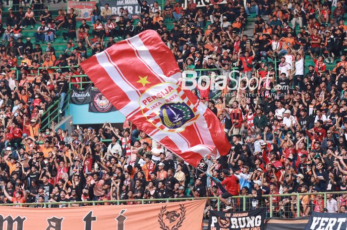 The Jakmania nampak sedang menunjukkan kegembirannya mendukung tim kesayangan di Stadion Patriot Candrabhaga, Bekasi, Jawa Barat, 6 Juni 2022.