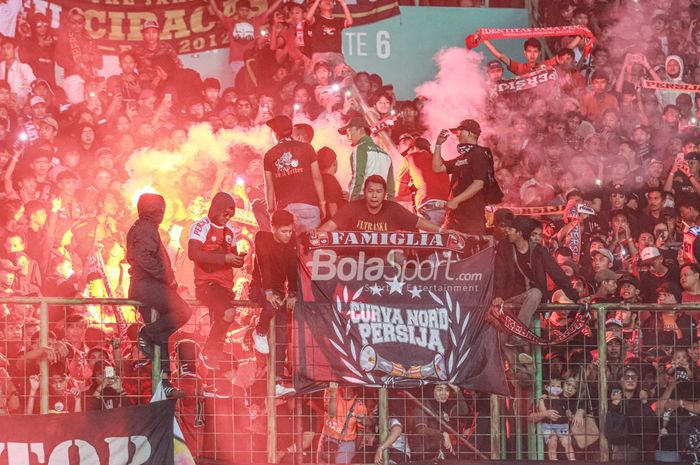 Sejumlah The Jakmania atau lebih tepatnya Curva Nord Persija nampak menyalakan flare atau kembang api di Stadion Patriot Candrabhaga, Bekasi, Jawa Barat, 5 Juni 2022.