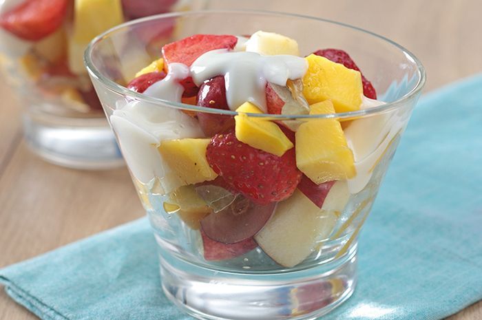 Salad buah saus yoghurt madu.