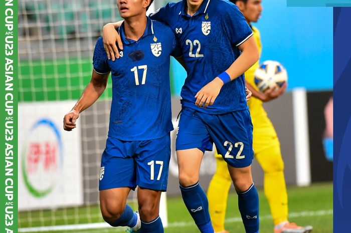 Suphanat Mueanta dan Benjamin Davies saat Thailand mengalahkan Malaysia 0-3 dalam laga kedua grup B Piala Asia U-23 2022, Minggu (5/6/2022).