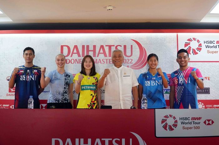 Ketua Panpel Indonesia Masters 2022, Alex Tirta (ketiga dari kanan) bersama beberapa pemain saat jumpa pers di Istora Senayan, Jakarta, Senin (6/6/2022).