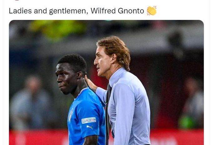 Pelatih timnas Italia, Roberto Mancini, bersama Wilfried Gnonto.