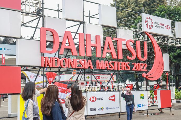 Suasana penonton bagian luar Indonesia Masters di Istora Senayan, Jakarta, 7 Juni 2022.
