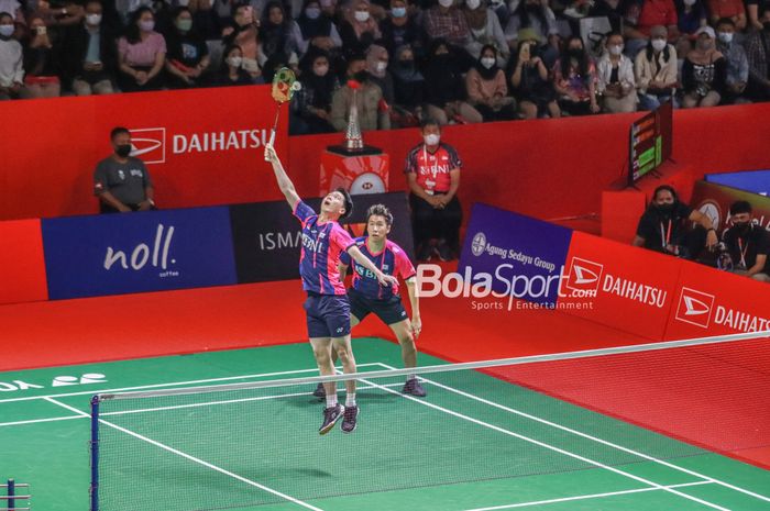 Pasangan ganda putra Indonesia, Marcus Fernaldi Gideon dan Kevin Sanjaya Sukamuljo, sedang beraksi di Istora Senayan, Jakarta, 7 Juni 2022.