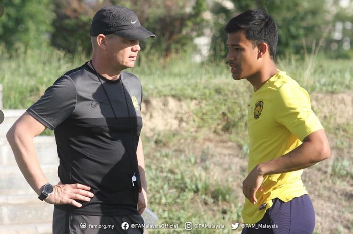 Brad Maloney berbincang dengan anak asuhnya dalam latihan Timnas U-23 Malaysia di Tashkent, Uzbekistan, 5 Juni 2022, untuk persiapan Kualifikasi Piala Asia U-23 2022.