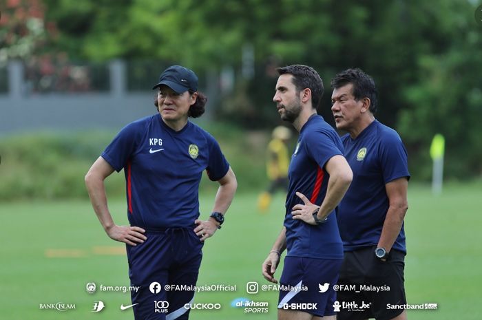 Kim Pan-gon dan dua asistennya menyaksikan latihan Timnas Malaysia di Wisma FAM, Kelana Jaya, 5 Juni 2022, untuk persiapan Kualifikasi Piala Asia 2023.